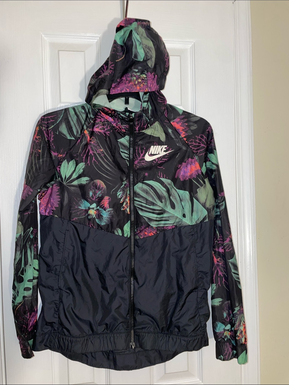 Kids NIKE Black Floral Windbreaker Jacket with Pockets and Vented back XL